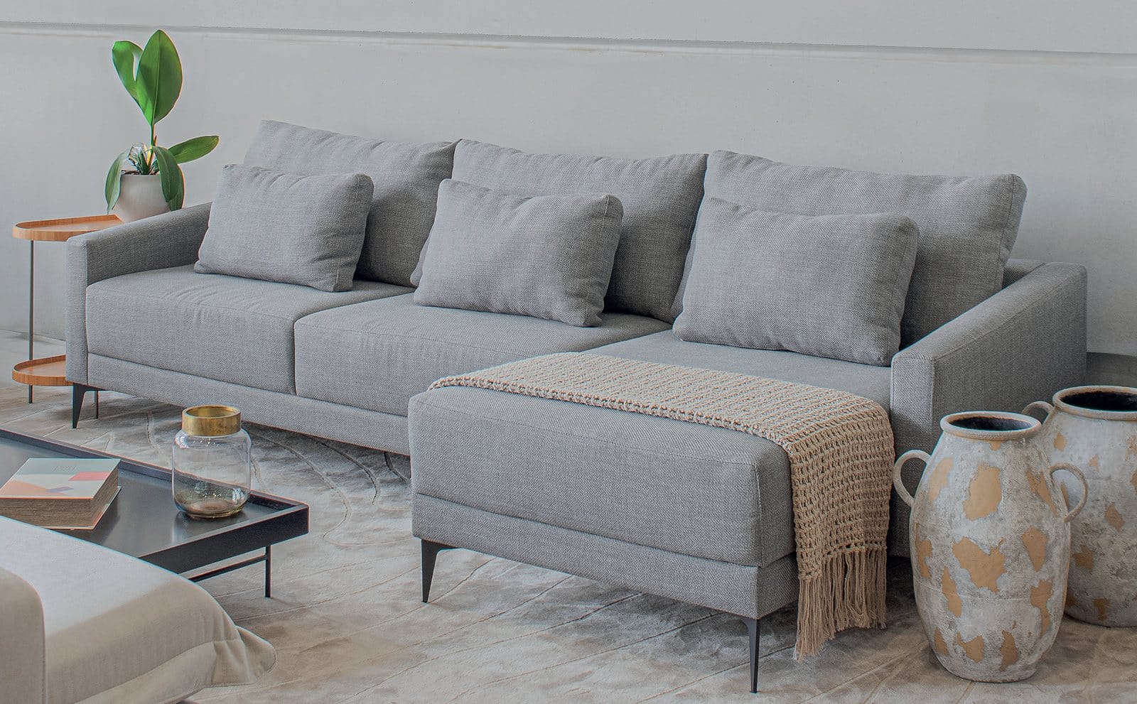Sofá living Prado da Art Brasil com chaise em ambiente decorado